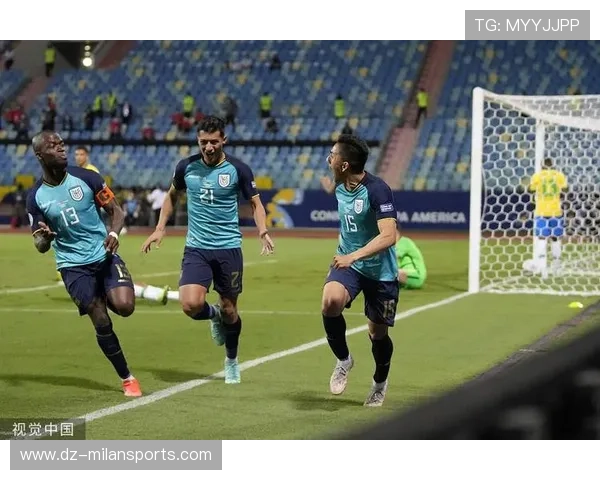 内马尔被队友恶搞穿奇装合影，气氛尴尬又搞笑