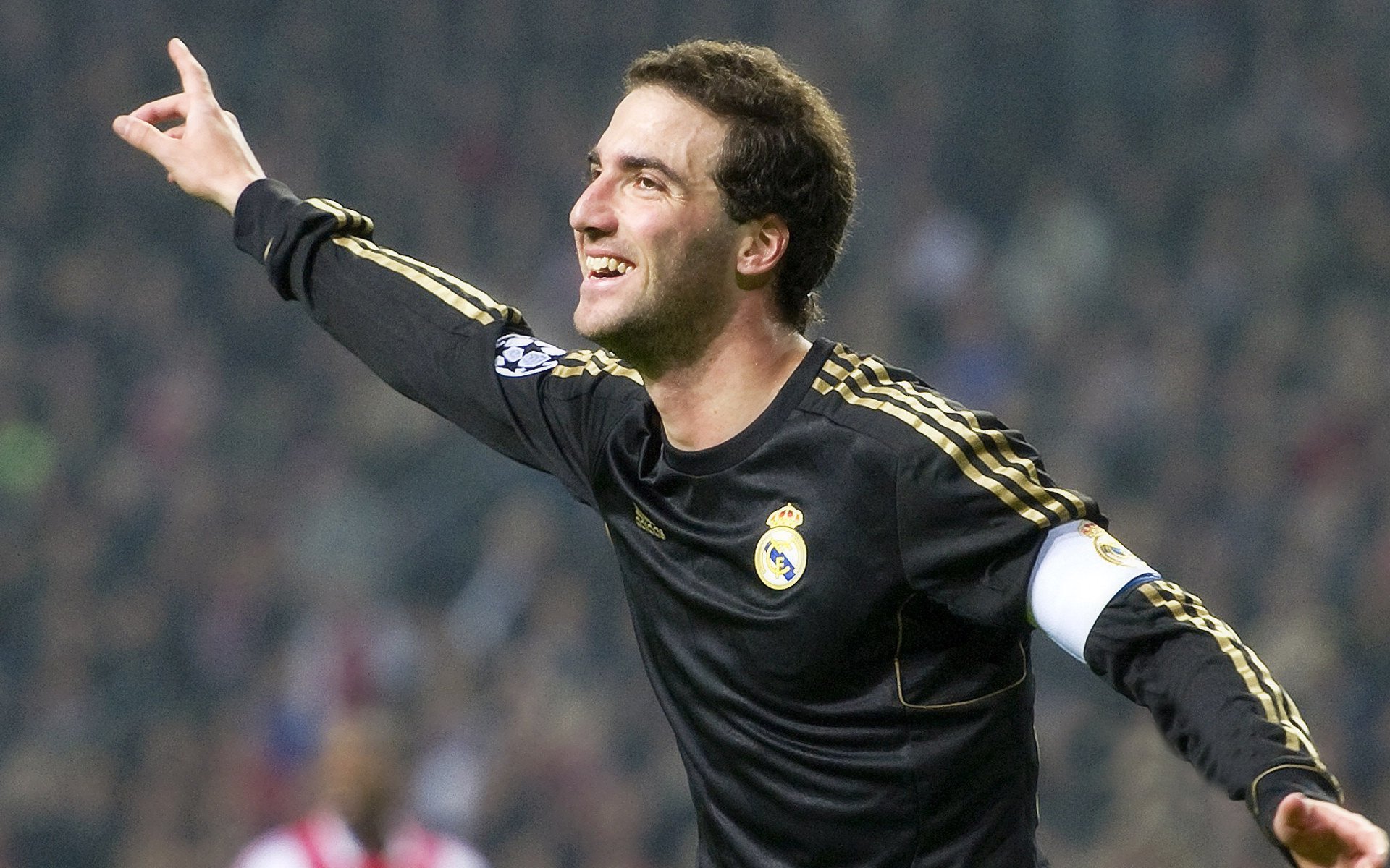 世界杯球员访问校园活动 众多孩子与偶像面对面交流